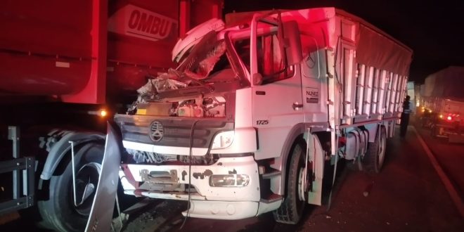 Violento choque entre camiones en la ruta A012