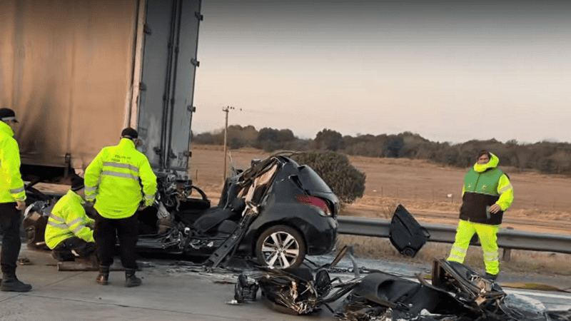 Dos personas perdieron la vida tras chocar en auto contra un camión en la autopista Rosario-Córdoba