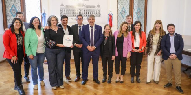 Di Stefano gestiona mejoras para escuelas del departamento San Lorenzo
