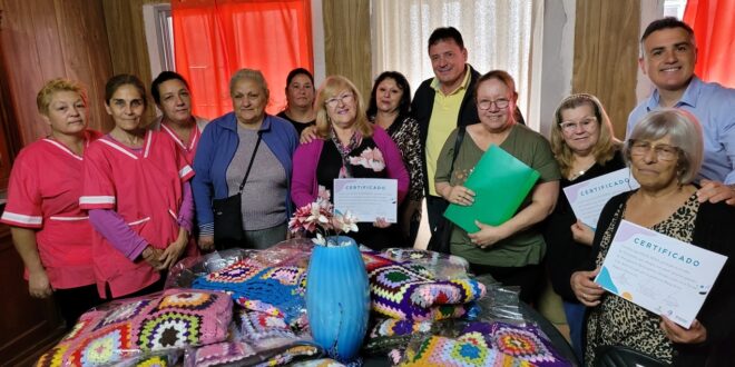 Entregaron al hogar Los Abuelos ropa de cama confeccionada por el equipo de tejido al crochet de barrio 2 de Abril