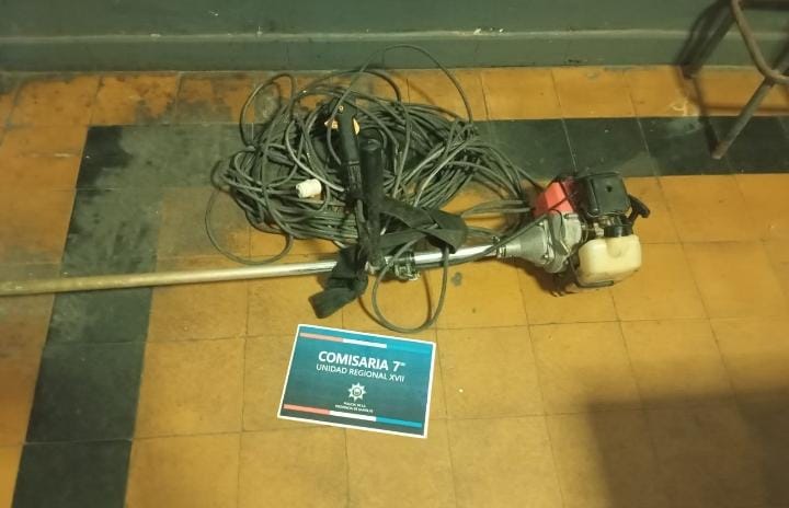 Robó en Sutracovi, la policía lo encontró arriba de un techo y se arrojó desde la altura