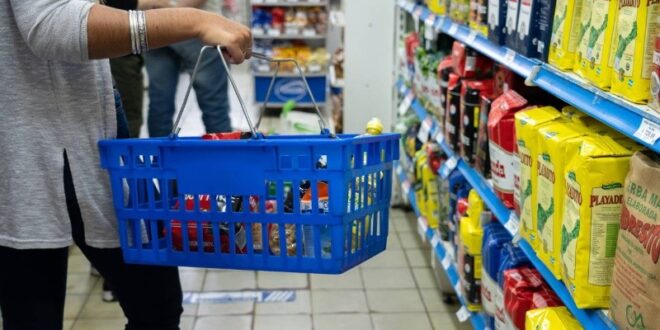 Inflación y pérdida de empleos: la economía bajo presión en Argentina