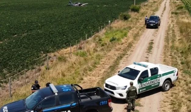 Avioneta narco en Santa Fe: dos pilotos bolivianos detenidos, cocaína secuestrada y autos incendiados