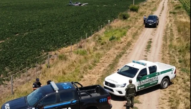 Avioneta narco en Santa Fe: dos pilotos bolivianos detenidos, cocaína secuestrada y autos incendiados