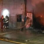 Devastador incendio destruyó una fábrica de bolsas en la zona norte de la ciudad