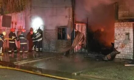 Devastador incendio destruyó una fábrica de bolsas en la zona norte de la ciudad