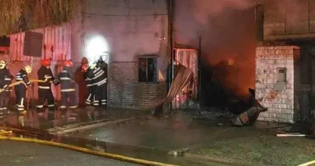 Devastador incendio destruyó una fábrica de bolsas en la zona norte de la ciudad